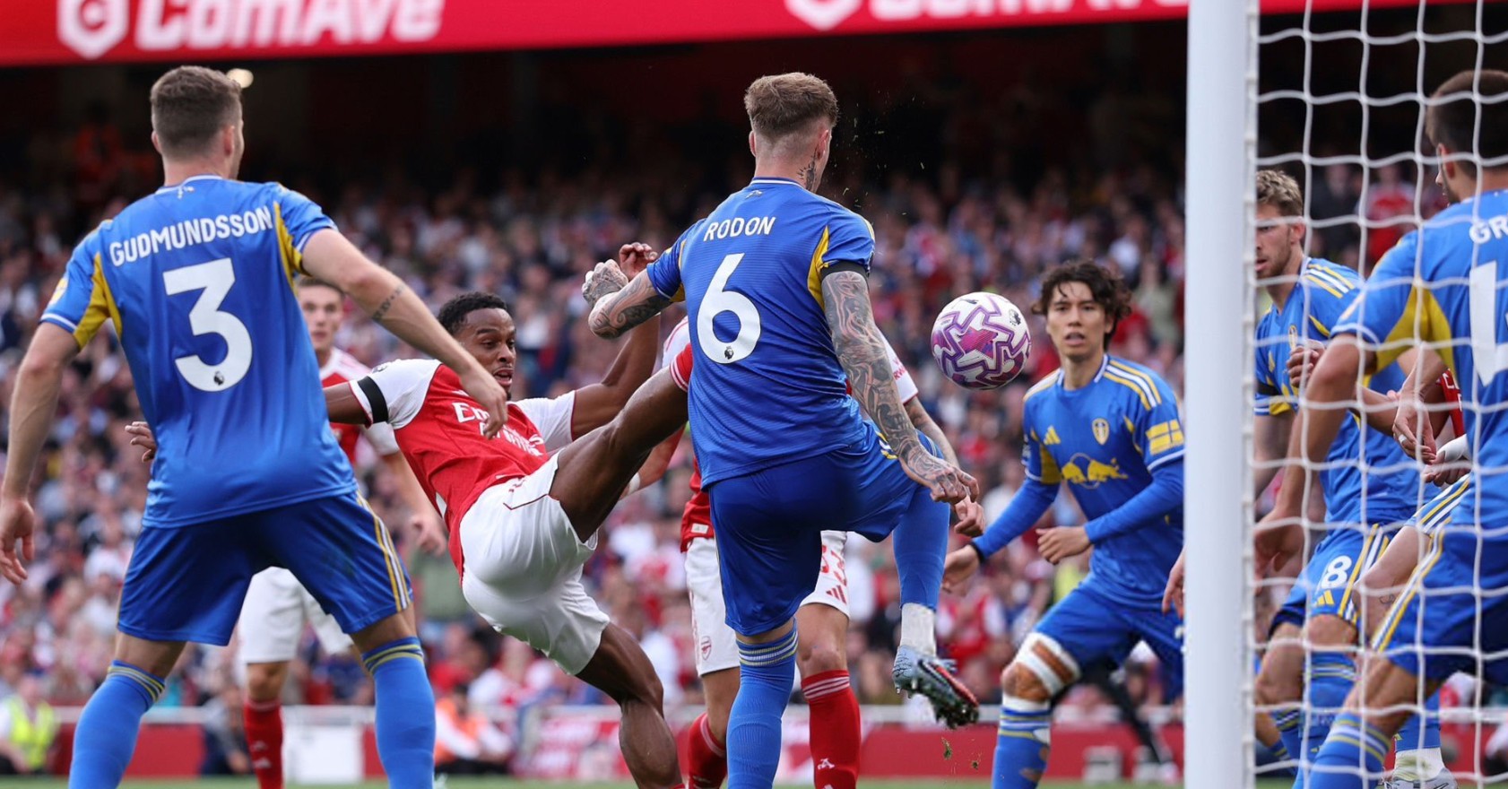 Arsenal tung ra đội hình mạnh nhất và tạo được thế áp đảo trong hiệp 1