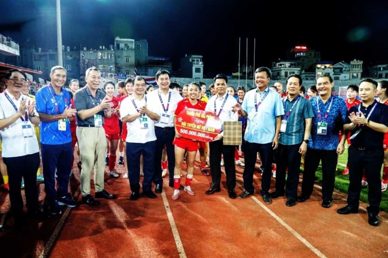 Tuyển nữ Việt Nam nhận thưởng khủng từ nhiều đơn vị