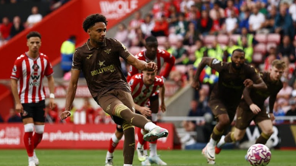 Brentford dẫn trước ngay ở đầu hiệp 2